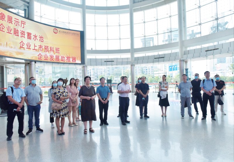 091599618012914242.jpg 考察團一行參觀光谷資本大廈一樓交易大廳.jpg