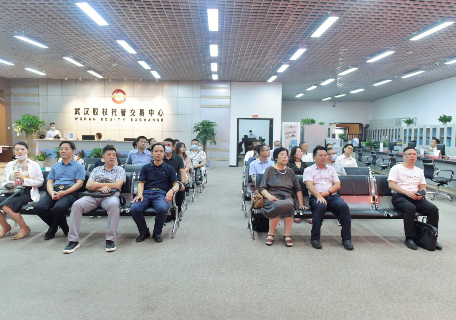 091599618034914380.jpg 考察團一行參觀武交中心信息發(fā)布平臺.jpg